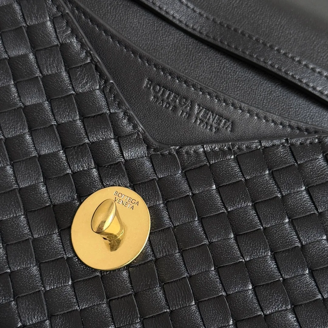 Batch 1660 BOTTEGA VENETA 2025 new product KNOT LOCK crossbody bag subverts the rigid lines of traditional tote bags, using drapey leather to create a three-dimensional silhouette that breathes. It has compartments and multiple card slots inside, making it a versatile commuter bag that can be used in various occasions. The details are full of exquisiteness, the casual retro color tone, and the upper body are full of elegance. Whether you are commuting or going out on the street, you can easily hold it. The two carrying methods of hand-carrying and long shoulder strap are very practical! At the same time, the shoulder strap is detachable, suitable for various dressing styles~ Whether it is a dinner party or daily commuting, it can be easily controlled and becomes your versatile tool❤️ Style number: 817191 Size: 25*16*5.5cm